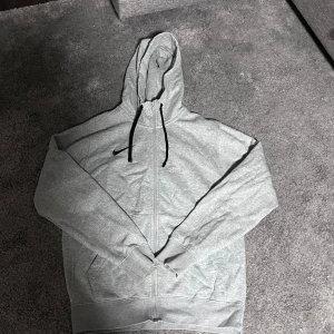 Grå zip hoodie från Nike - Säljer en simpel grå zip hoodie ifrån Nike. Används inte längre. Nypris 500 - 600kr. Bara att skriva om ni funderar över något 