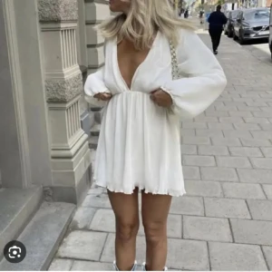 Lojsan Wallin x NAKD klänning  - Superfin vit klänning i storlek 38 från Lojsan Wallins kollektion med NAKD. Använd endast en gång. 