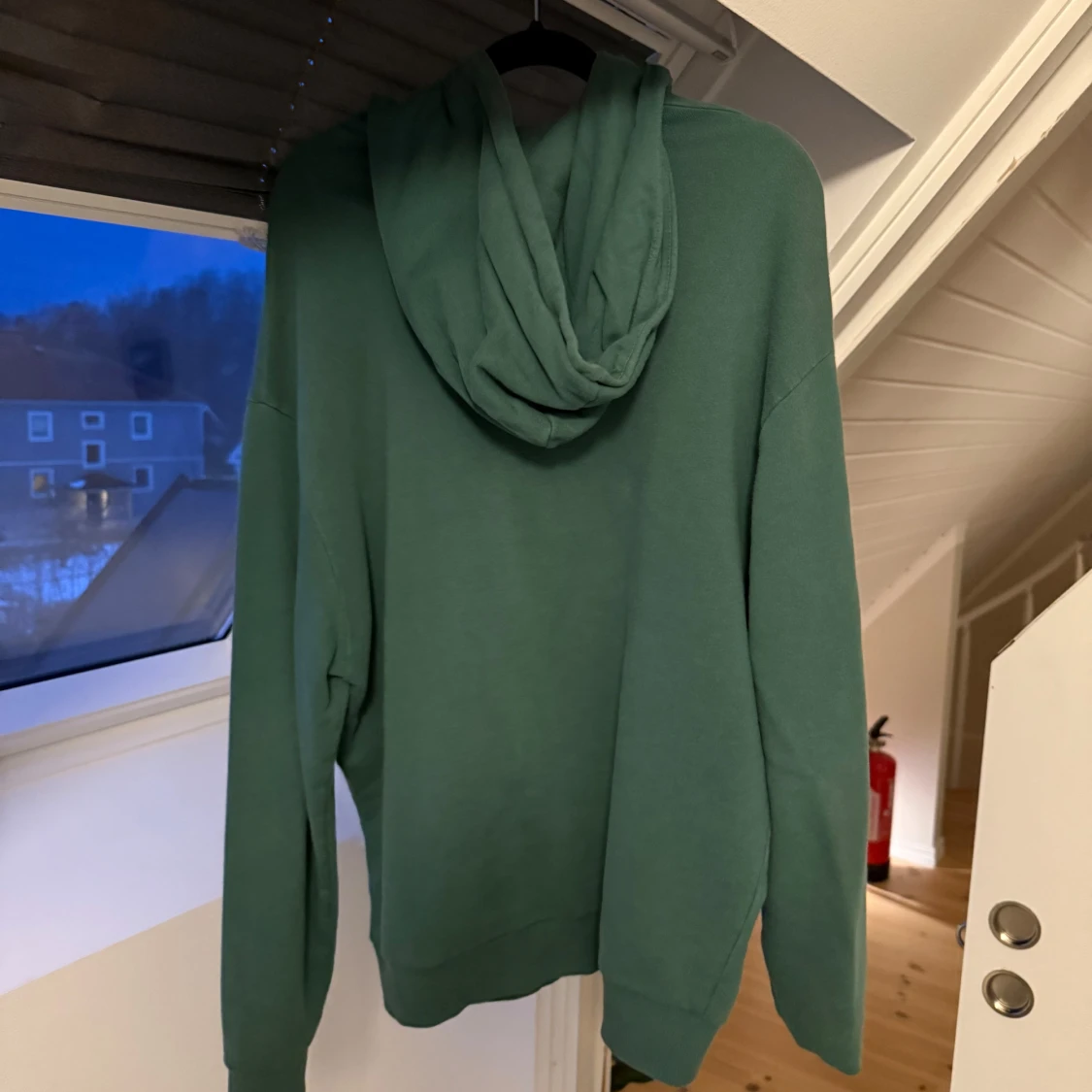 Mörkgrön hoddie med tryck  - 2