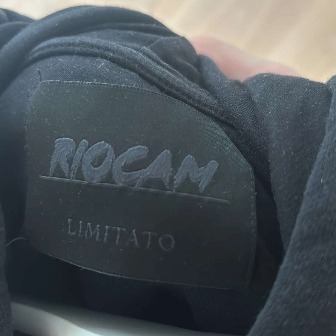 Svart hoodie från Limitato - 90