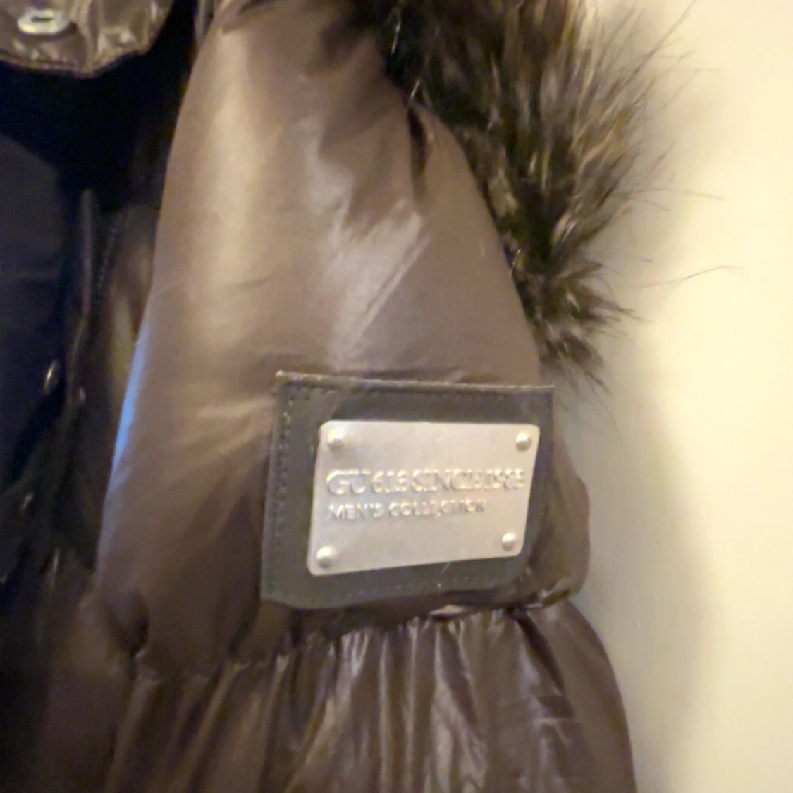 Mörk brun pufferjacka med päls - 93