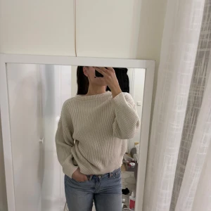 Beige stickad tröja - Mysig beige stickad tröja med rund hals och långa ärmar. Enkelt att matcha med jeans eller kjol för en stilren look.