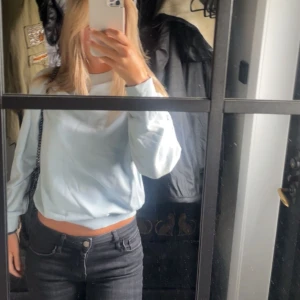 Ljusblå sweatshirt - en ljusblå tröja från monki i storlek S❣️