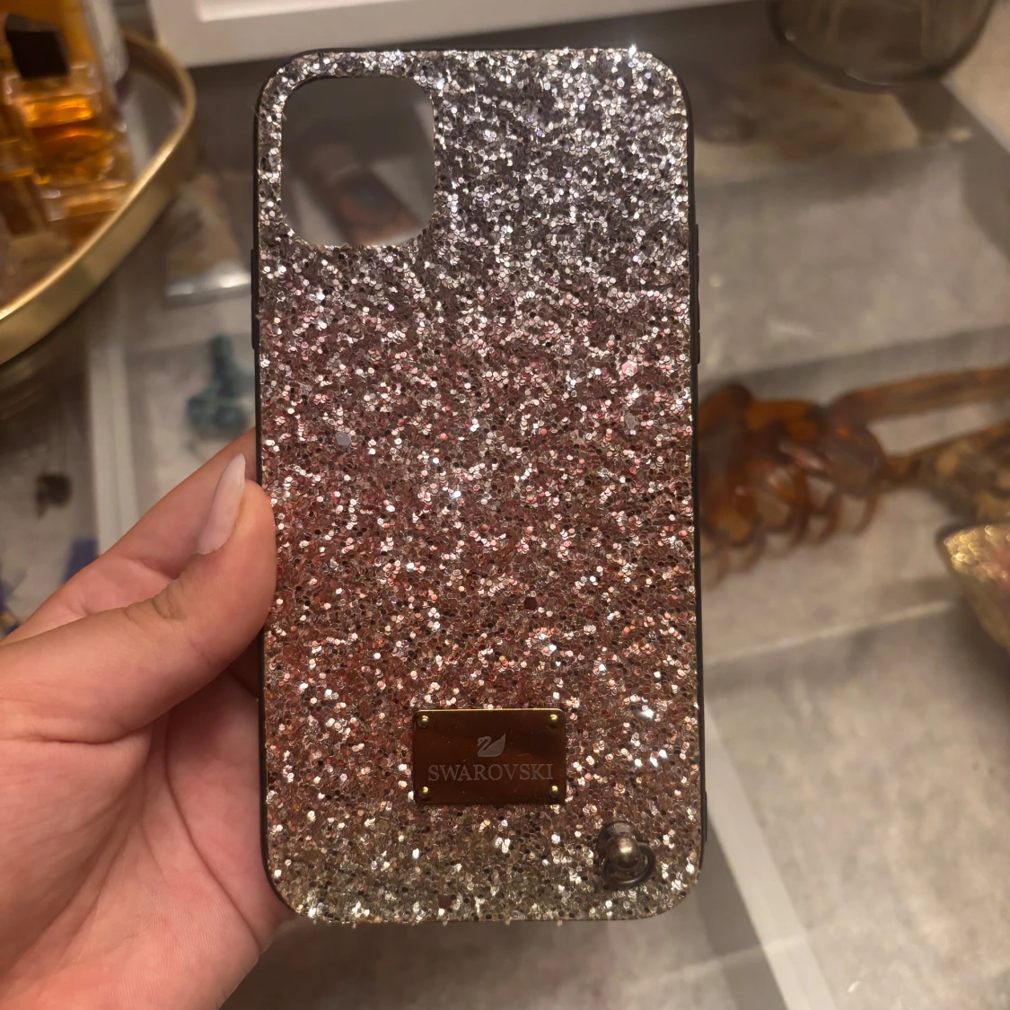 Glittrigt mobilskal från Swarovski för iPhone 11