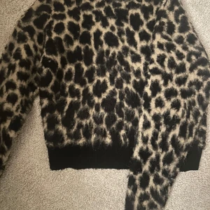 Leopardmönstrad tröja - Säljer en snygg leopardmönstrad tröja i svart och beige från nakd. Storlek xxs men passar xs, nypris 499🥰