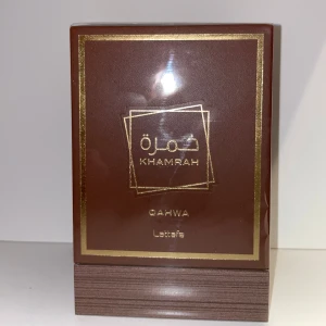 Lattafa Khamrah oöppnad - Lattafa Khamrah Eau de Parfum. Parfymen har en rik och kryddig doftprofil med noter av kanel, tonkaböna och vanilj. Perfekt för den som söker en varm och inbjudande doft.