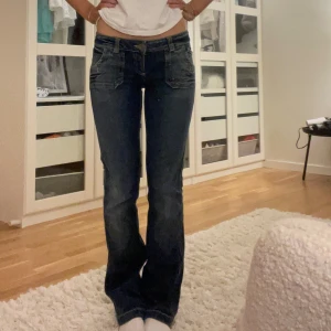 Lågmidjade bootcut jeans  - Jätte snygga Lågmidjade jeans från Only. Köpte från Vinted och har använt de några fåtal gånger! (De två sista bilderna är lånade) Står i jeansen att de är i storlek 38/32 men skulle säga att de är i S❤️