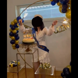 Vit klänning  - Elegant vit klänning  med v-ringad hals. Klänningen har långa ärmar och en kort längd, perfekt för studentfirande. Den är perfekt för studentfirande. Använt endast 1 gång🤍pris kan diskuteras vid snabb affär🥰