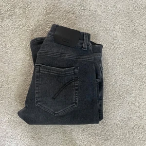 Dondup george jeans - Säljer nu mina sjukt feta och eftertraktade dondup george jeans. Storlek 30. Personen på bilden är ca 182cm lång. Nypris~3000. Mitt pris: 899. Hör av er vid frågor eller funderingar. OBS: det har gjorts egna slitningar i efterhand, skriv för fler bilder.