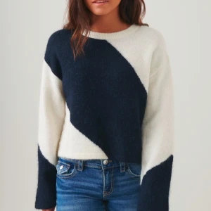 Blå och vit stickad tröja från Gina Tricot - Säljer en snygg stickad tröja från Gina Tricot i marinblå och vitt med ett diagonalt mönster. Tröjan har långa ärmar och en rund halsringning. Perfekt för kyligare dagar! ❤️