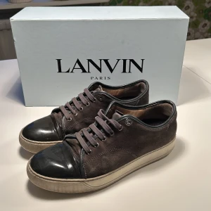 Lanvin cap toe - Hej! Säljer dessa lanvin cap toe pga för litet skorna är rätt använda men inga större defekter tex. Hål. Skick 6/10 skorna tvättas såklart innan det skickas 