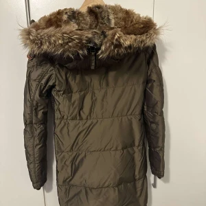 Parajumper  - Snygg grön parajumper vinter jacka jag säljer den pga har slutat använda den . Den är ej använd så mke och den är ÄKTA pris kan diskuteras