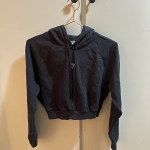 Gymshark hoodie  - Säljer denna gymshark hoodie eftersom den inte används, så är i jättebra skick. Hoodien är i storlek M men på mig som är 165 så sitter den som en vanlig S, lite kortare är den eftersom modellen är kortare på hoodien!