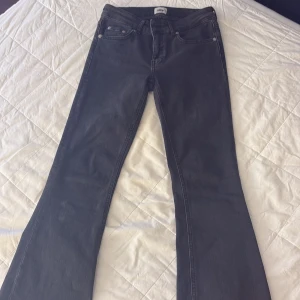 Svarta bootcut jeans från 157!! - Snygga grå bootcut jeans från 157 med låg midja. Perfekta för en avslappnad stil. Klassisk femficksdesign och knappgylf. Storlek Xs short!!