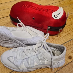 Cheerleading-skor Nfinity Evolution stl 38 - Säljer ett par vita cheerleading-skor Nfinity Evolution storlek 38 (US stl 7). Skorna är i fint skick och kommer i ett rött fodral. Finns i Åkersberga eller skickas mot frakt. Köpta på Cheerlife för 1280 kr våren 2024. 