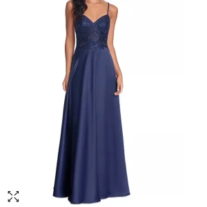 Balklänning - Balklänning köpt från Macy’s. Passar strl S och är uppsydd hos skräddare för mig som är 163 med ca 3 cm klack. Skulle säga att den passar intervallet 162-167. Köptes för ca 2800.