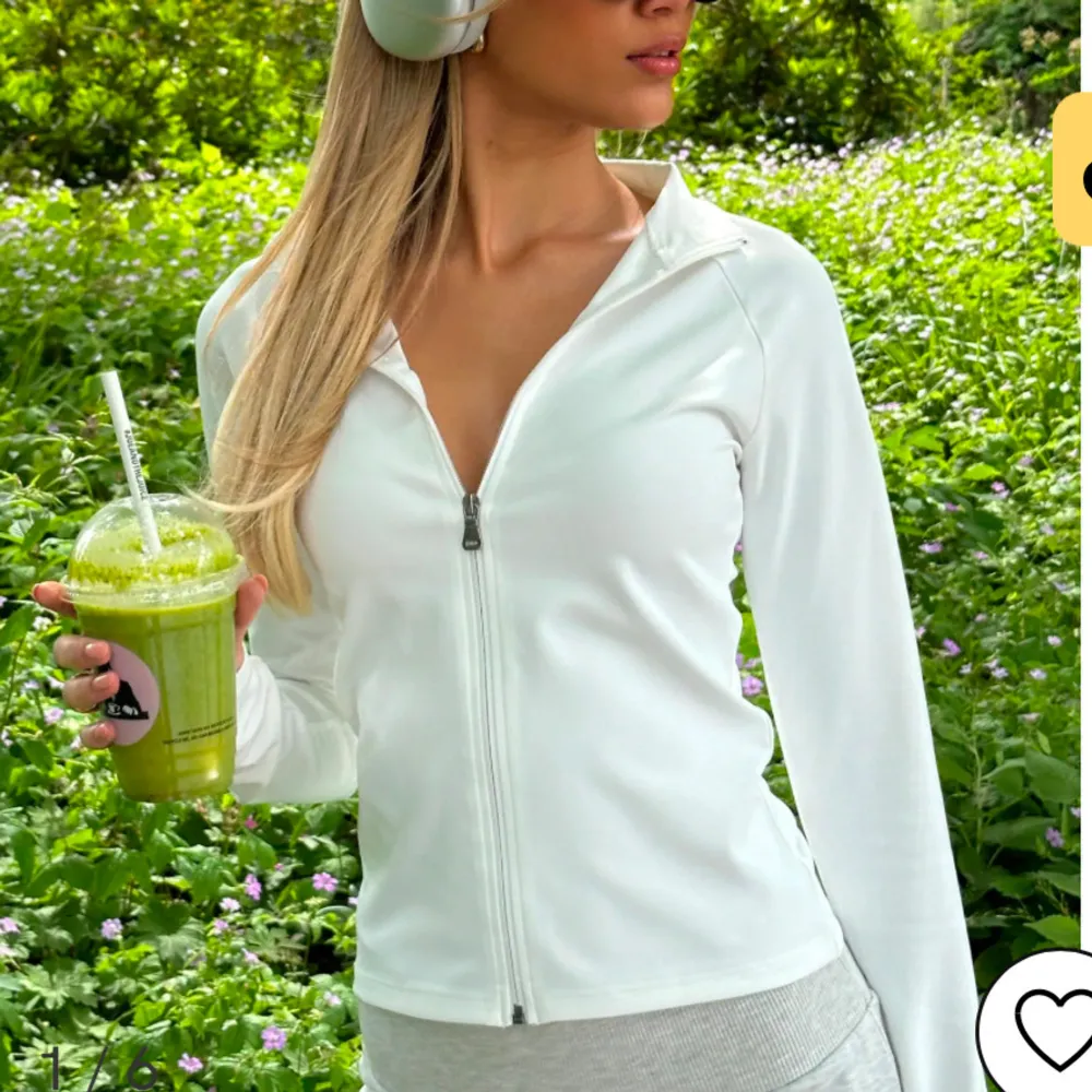 Säljer denna Full zip top från Nelly som jag endast använt 2 ggr💕. Yläosat.