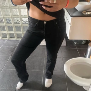 Low waist jeans - Säljer dess Low waist jeansen som är lite utsvängda med mer åt raka hålet💗super fint skick