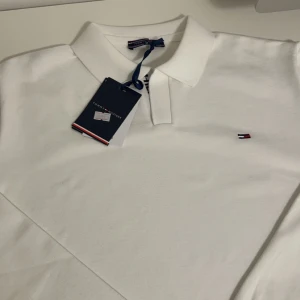 Tommy Hilfiger tröja  - En helt ny Tommy Hilfiger tröja den är i jätte bra sick jag har etikett 