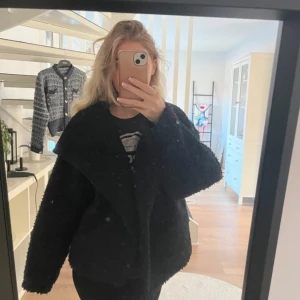 Gina kappa - Väldig snygg jacka från Gina. Den är sparsamt använd då jag har flera andra jackor. Tycker den är väldigt snygg men har för många liknande jackor. Storlek M men passar mig som normalt har S (är 175cm). Orginalpris 600kr, Bara att höra av dig om du har någon fråga🌟