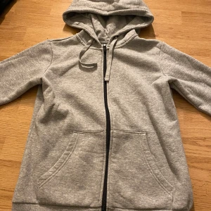 Grå zip hoodie  - Säljer en grå hoodie från Andy by Frank Dandy i storlek XS. Priset kan diskuteras 💕