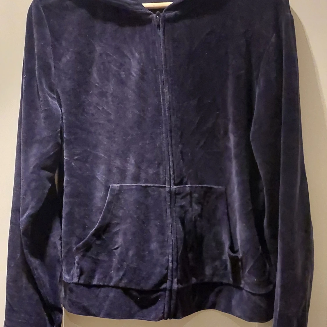 Mörkblå velourjacka med dragkedja