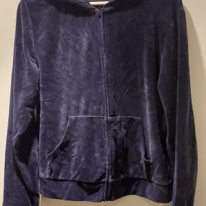 Mörkblå velourjacka med dragkedja - Säljer en mysig mörkblå velourjacka med dragkedja framtill från Cubus. Jackan har långa ärmar och en praktisk ficka på framsidan. Perfekt för en avslappnad stil.