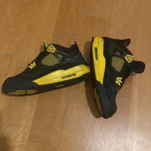 Jordan 4 thunder, gul (svarta) - Lite använda Jordan 4s, köpta 2024. Storlek 40. Har tyvärr inte kvittot.