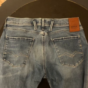  Replay anbass hyperflex - Snygga blå jeans från Replay Hyperflex med en klassisk femficksdesign. De har en knappgylf och är i modellen Anbass. Perfekta för en avslappnad stil. Nypris runt 1500kr bara höra av sig vid eventuella frågor!