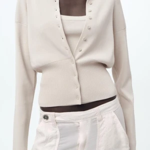 Beige kofta med knappar - Snygg beige kofta med knappar framtill. Den har en ribbad nederkant och långa ärmar, storlek S, från Zara och endast använd 1 gång - så därför väldigt fint skick!