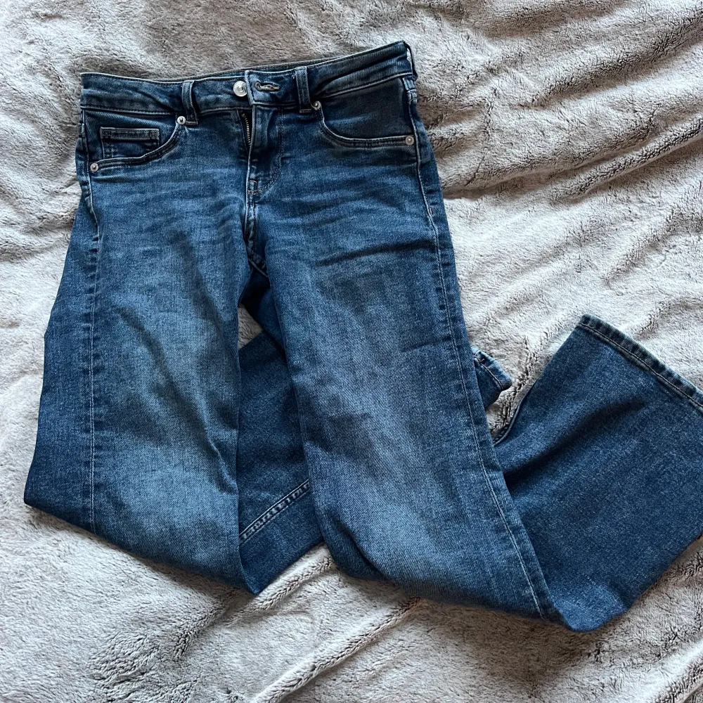 Snygga blå lågmidjade jeans från h&m som är slutsålda överallt💙säljer dem för att de är för korta i benen och jag är 168.. Farkut & Housut.