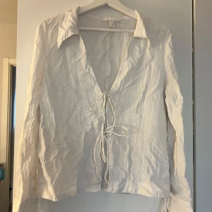 Knytblus, H&M - Supersöt blus med snörning💞 Funkar perfekt både till vardags och festligare tillfällen!