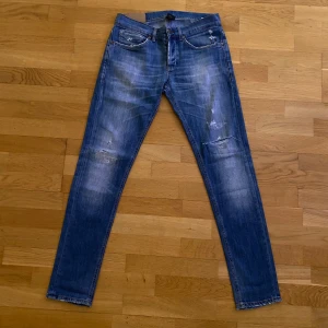 Dondup George storlek 32 - Snygga Dondup George skinny jeans med snygga slitningar på fickorna hål på knä.                     Storlek 32.                                                                     I begagnat skick
