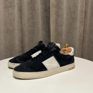 Valentino Flycrews - Ett par härliga Valentino Flycrews sneakers | Strl 43 | Saknas fem nitar som man kan se på bilden | Okej skick | 