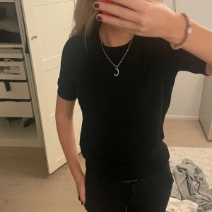 Svart stickad tshirt  - Svart tunn stickad tshirt från Zara i storlek M men passar även S