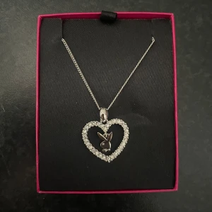 Halsband med hjärta från Playboy - Supersnyggt halsband från Playboy. Kommer i en snygg rosa Playboyförpackning. Aldrig använt.