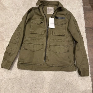 Zadig Voltaire Jacka - Säljer denna feta jacka | Helt ny! | Nypris 350 € |Tags finns kvar | Storlek S | Hör av dig vid minsta lilla fundering! Pris kan diskuteras!