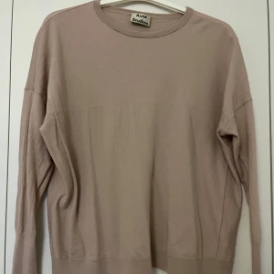 Jumper, Acne Studios, ”carel merino”, M, rosa - Rosa jumper från Acne Studios, modell ”Carel Merino”, i storlek M. I mycket fint skick.                           100% merinoull.                               Längd ca 60 cm, byst ca 48 cm, ärmlängd mätt från kragen ca 75 cm. 
