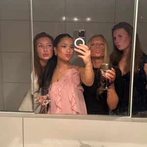 Rosa volang topp - Söt rosa topp  med volanger och tunna axelband. Perfekt för en festlig kväll med vänner. 