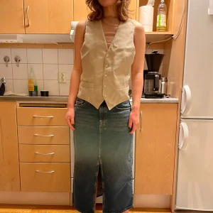 Väst vintage - Väldigt vacker väst som tyvärr inte kommit till användning. Köpt på en fin vintage affär för länge sedan