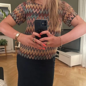 Zick Zack mönstrad t-shirt - Supercool zick zack mönstrad t-shirt/ blus som kommer va så fin i sommar och vår💞xs men passar mig som är S🩷