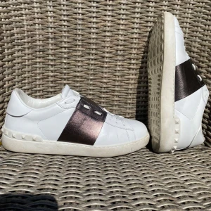 Valentino open - Ett par feta valentino open skor i ett toppen skick, nypris ligger på runt 7 mitt pris 1699. Ställ gärna frågor vid funderingar. det är en svart färg med en brun nyans skulle jag söga