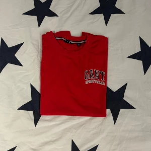 Gant T-shirt  - En röd T-shirt från gant. Super duper bra skick och aldrig använd. Original pris runt 299 :- kan diskutera pris och sänka under snabb affär. Storlek  176 cm/ 16 years.