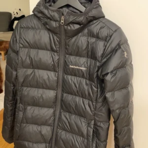 Svart dunjacka från Peak Performance - Säljer min Peak performance jacka som är använd en vinter, inga hål eller större slitage.