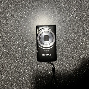 Canon ixus 160 - En Canon IXUS 160 i mycket bra skick. Har haft denna ett tag nu och älskat den, men har nu uppgraderat till Canon 285 och tänker därför göra mig av med denna.  Laddare och batteri ingår!  Sök upp Canon 160 på TikTok.  Skick enligt bilderna, mycket bra. Inga repor på lins eller skärm, dock en liten skråma på baksidan som syns på bild 1. Denna är perfekt för resa eller vid fest som jag använt den till då den tar mycket snyggare bilder än telefonen! Skriv för exempel foton. Nuvarande bud: 1400kr