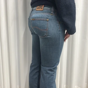 Lågmidjade Lee jeans - Trendiga och skit snygga jeans från märket Lee!!😻midjemått 42 cm innerbenslängd 83 cm M