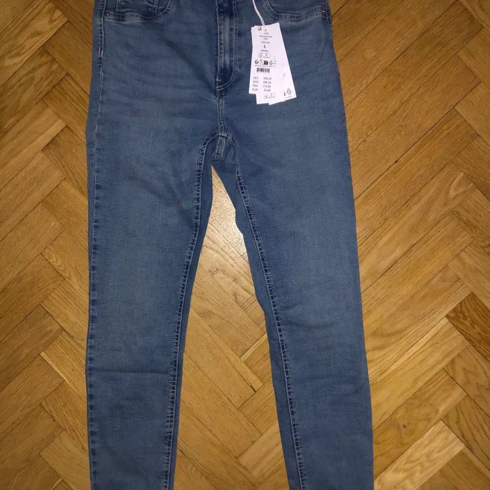 Superstretchiga skinny jeans i färgen tinted blue med hög midja. Jeansen är blåa och har figurnära, bekväm passform med smala ben. De har dragkedjegylf, fuskfickor fram och riktiga bakfickor. . Farkut & Housut.