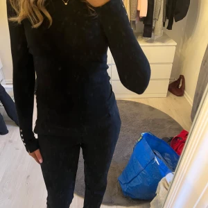 Zara tröja - Säljer denna superfina zara tröjan. Tyvärr har sömen gått därav priset💕