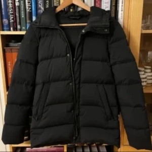 J.Lindeberg dunjacka - Super snygg dunjacka från J.LINDEBERG i storlek L/XL. Jackan är endast använd få gånger så den är i bra skick, inga defekter förutom på det lilla svarta märket. Jackan är köpt för 5000kr