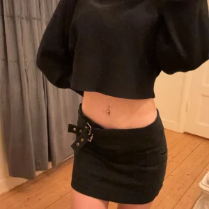 Svart minikjol - Jättefin svart minikjol som är synd att bara ha liggandes i garderoben. Storlek är lite oklart. Jag har normalt storlek xs och skulle säga att den passar s-m eller nån med lite bredare höfter